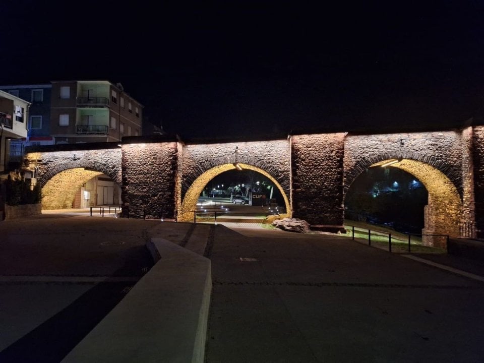 Foto nocturna de la nueva iluminación del Puente Nuevo de Sobradelo.