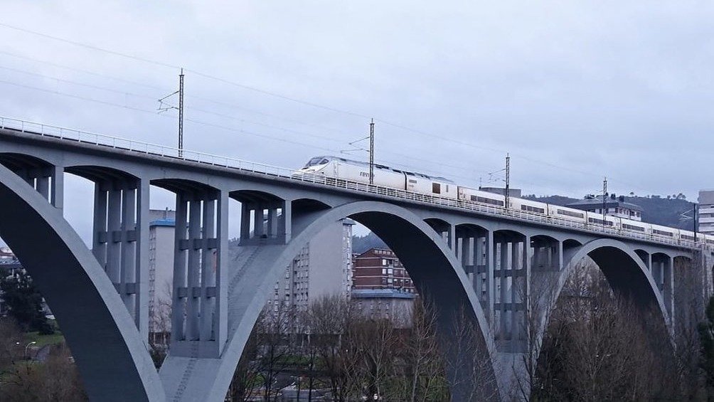 Tren de alta velocidad cruzando el viaducto del Miño.