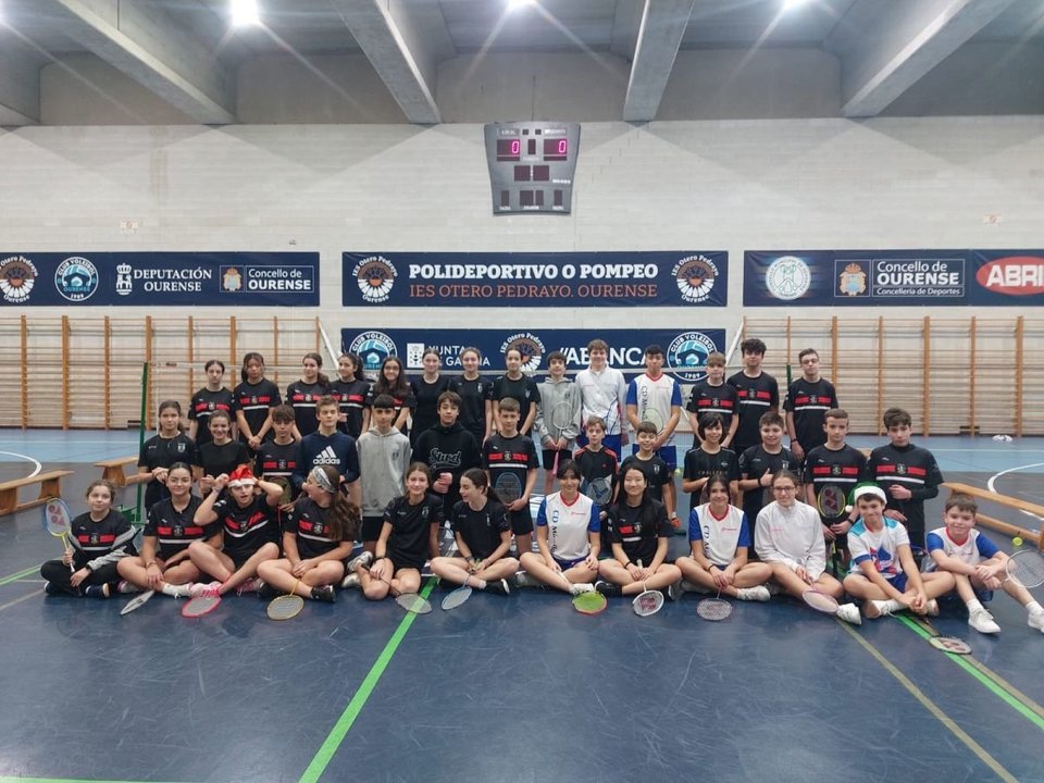 Un nutrido grupo de participantes en el Trofeo de Nadal de bádminton para las categorías escolares que se desarrolló en el polideportivo de O Pompeo.