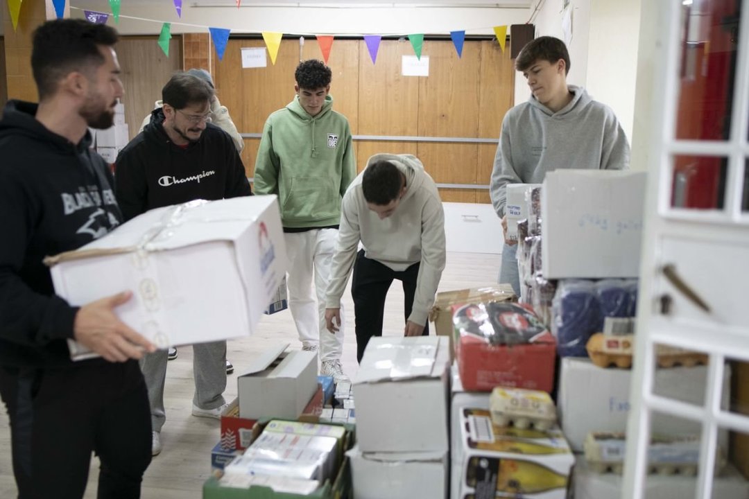 Jóvenes voluntarios participan en el reparto de alimentos, ropa y juguetes de la Operación Quilo de Amencer.