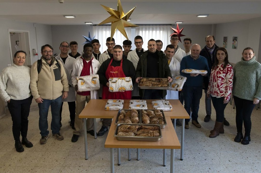 Miembros del Rotary Club, en la entrega de alimentos al comedor social de Cáritas.