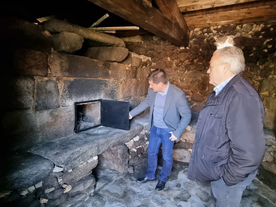 El delegado Gabriel Alén en su visita al horno de Santa Baia con Antonio Iglesias.