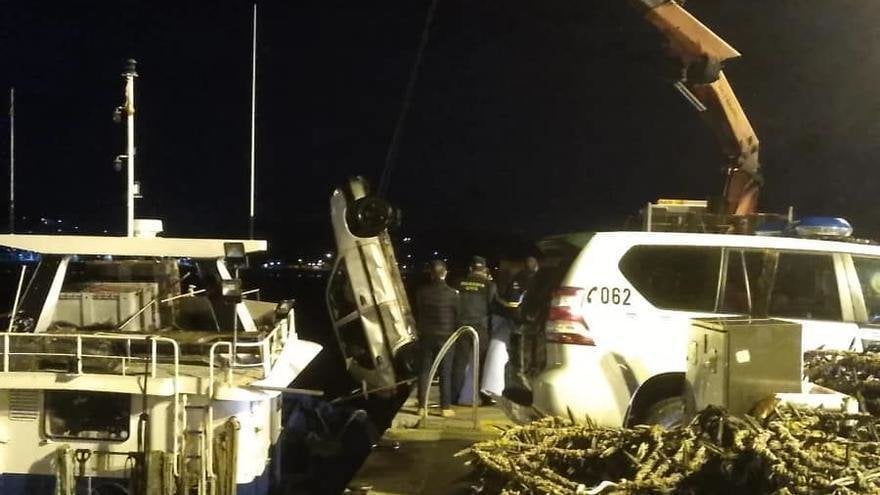 La Guardia Civil investiga si hubo terceras personas implicadas en la muerte de un hombre que cayó al mar con su coche en Boiro (Bombeiros de Boiro).
