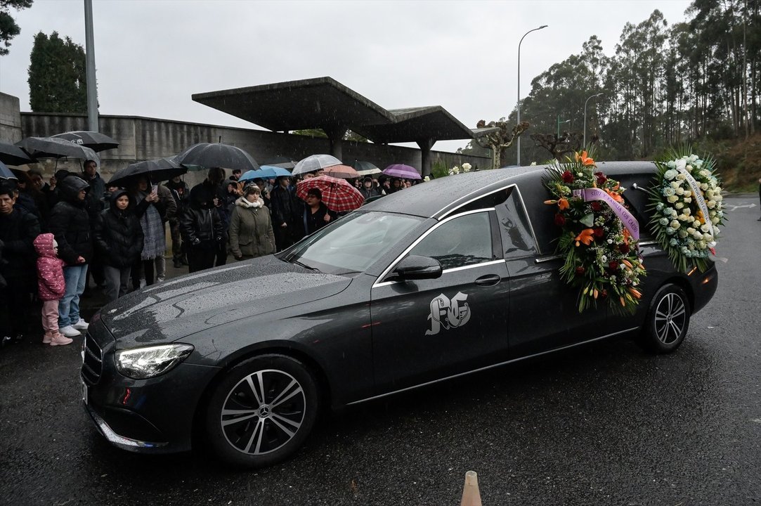 Un coche fúnebre a su llegada al entierro del joven de 22 años que fue apuñalado en una reyerta el día de Nochebuena (EP).
