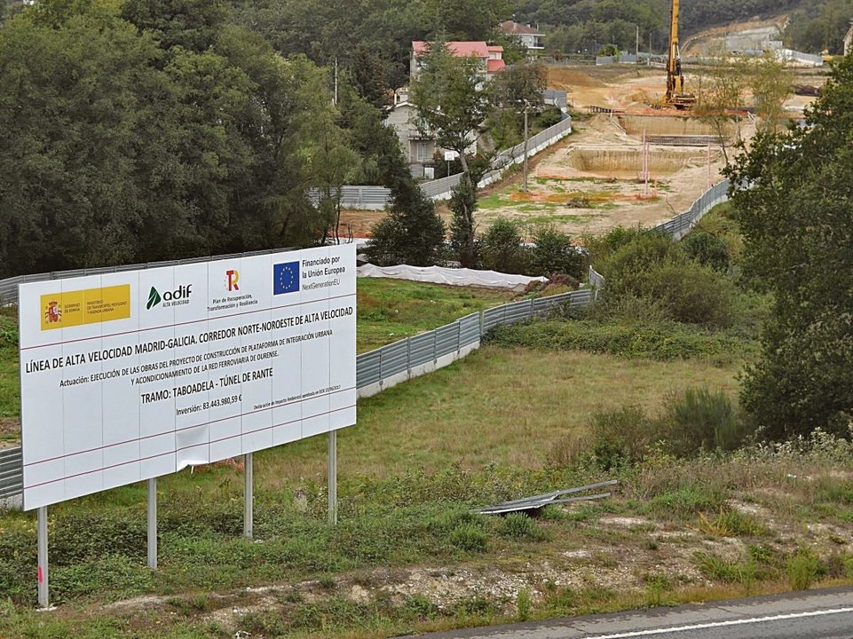 Trabajos en la cimentación de las pilas del futuro viaducto sobre el río Mesón de Calvos, en Taboadela.