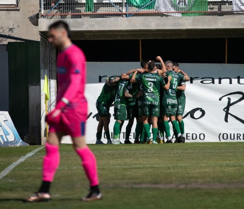 Los jugadores del Arenteiro celebran el gol del ascenso logrado en O Couto.