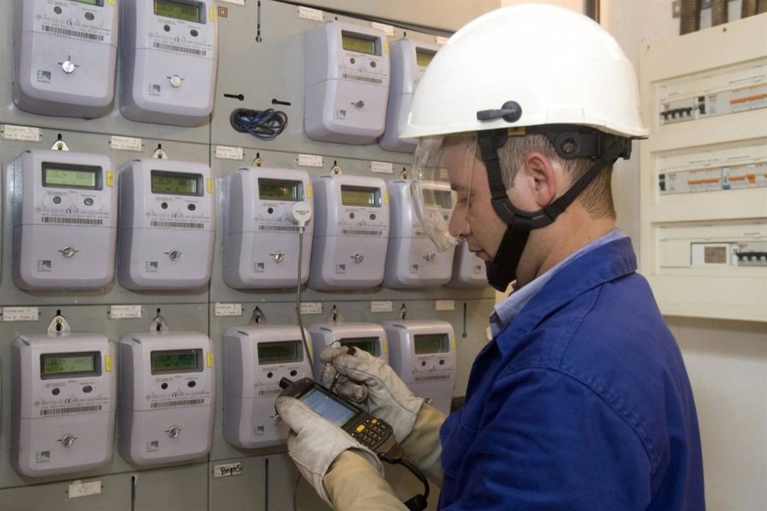Un operario revisa los contadores eléctricos de un edificio de viviendas
