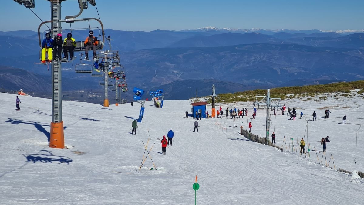 La estación de montaña Manzaneda en sus días de esquí.