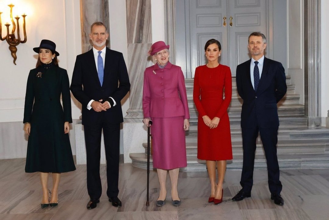 Los reyes Felipe VI y Letizia junto a la reina Margarita II y los príncipes Federico y Mary
