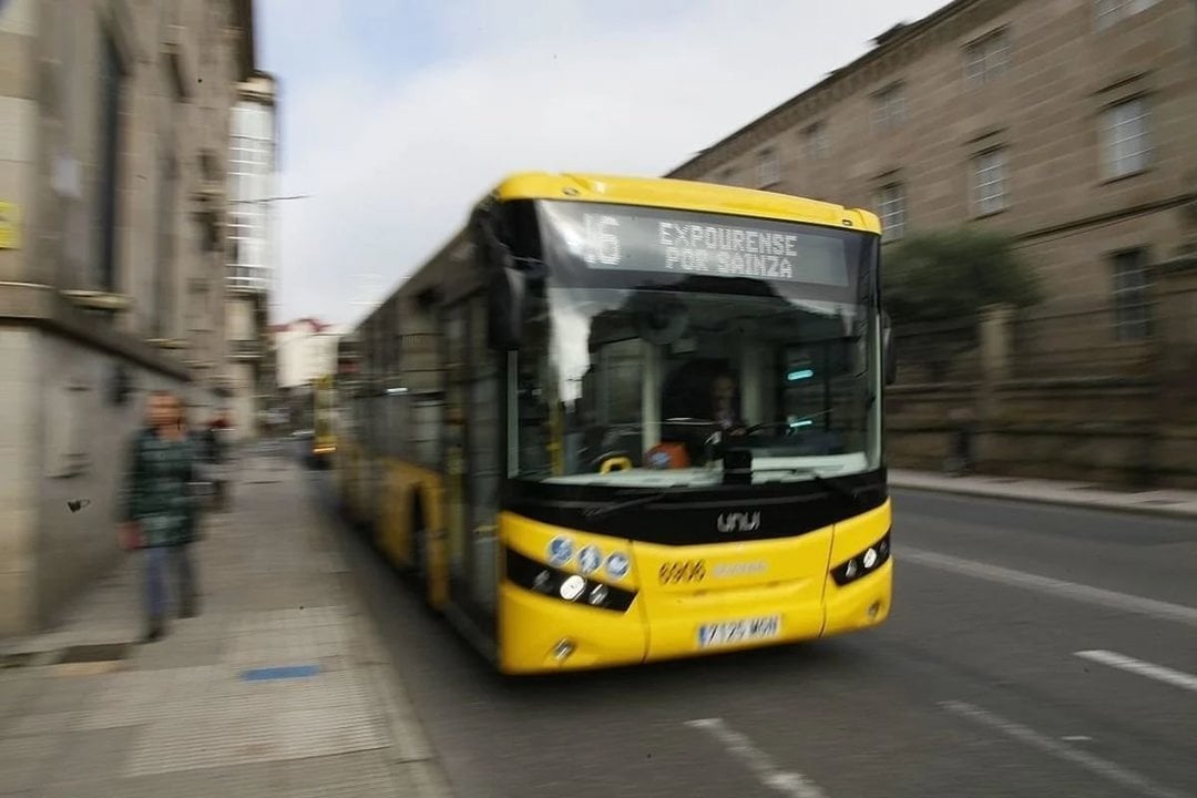 Bus urbano de Ourense a su paso por Progreso.