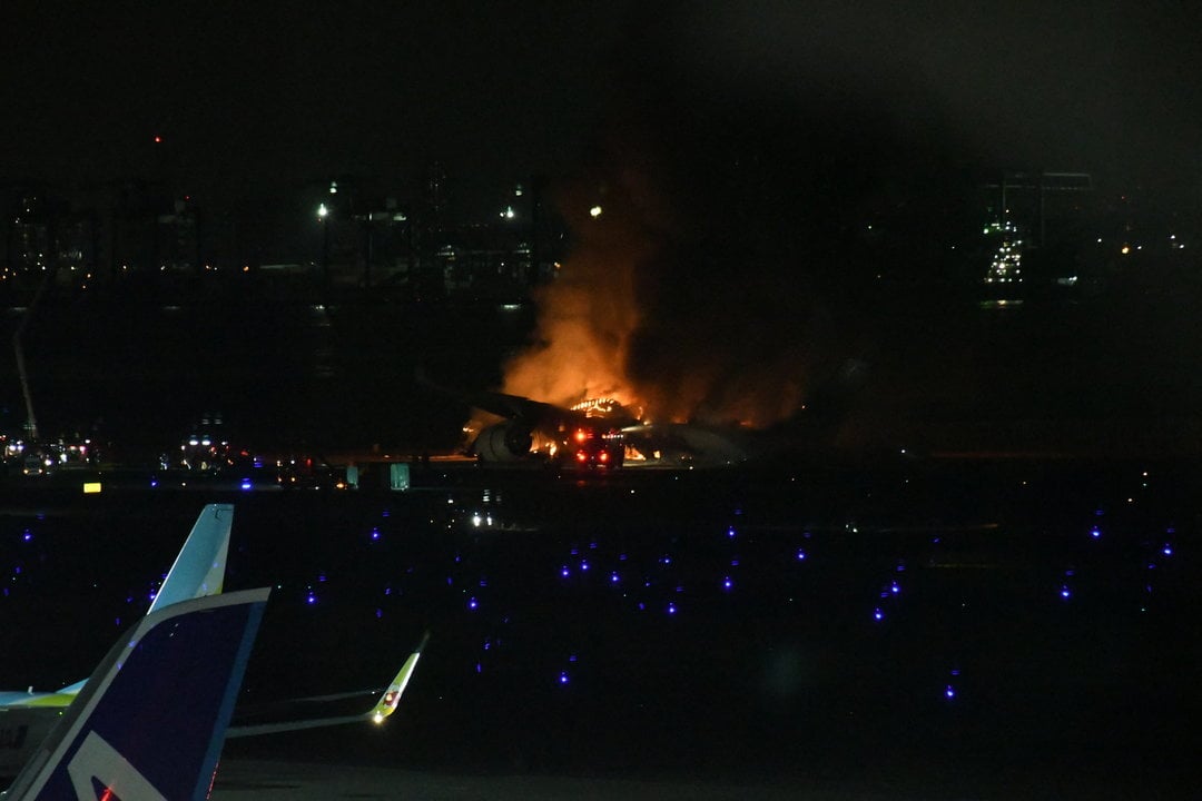 El avión de Japan Airlines incenciado tras un choque en el aeropuerto de Tokio (foto: Europa Press).