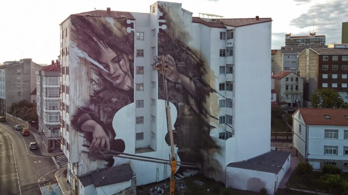 El mural seleccionado en Fene (A Coruña) fue realizado por Sfhir en un edificio de nueve pisos.