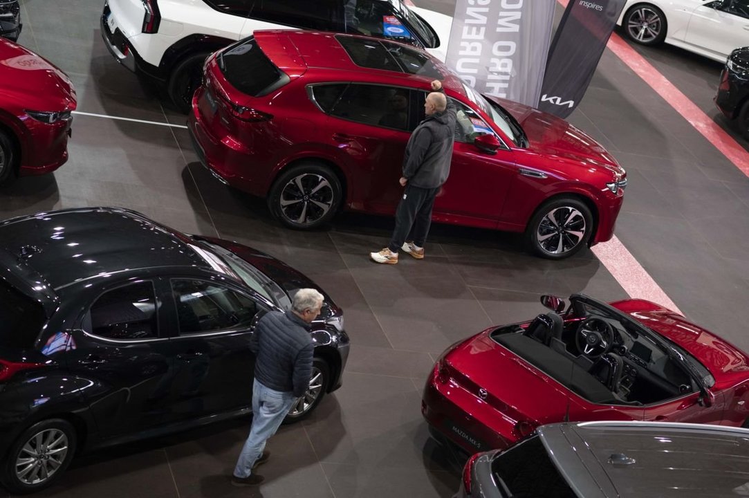 Vehículos nuevos en exposición durante un Salón del Automóvil en Expourense.