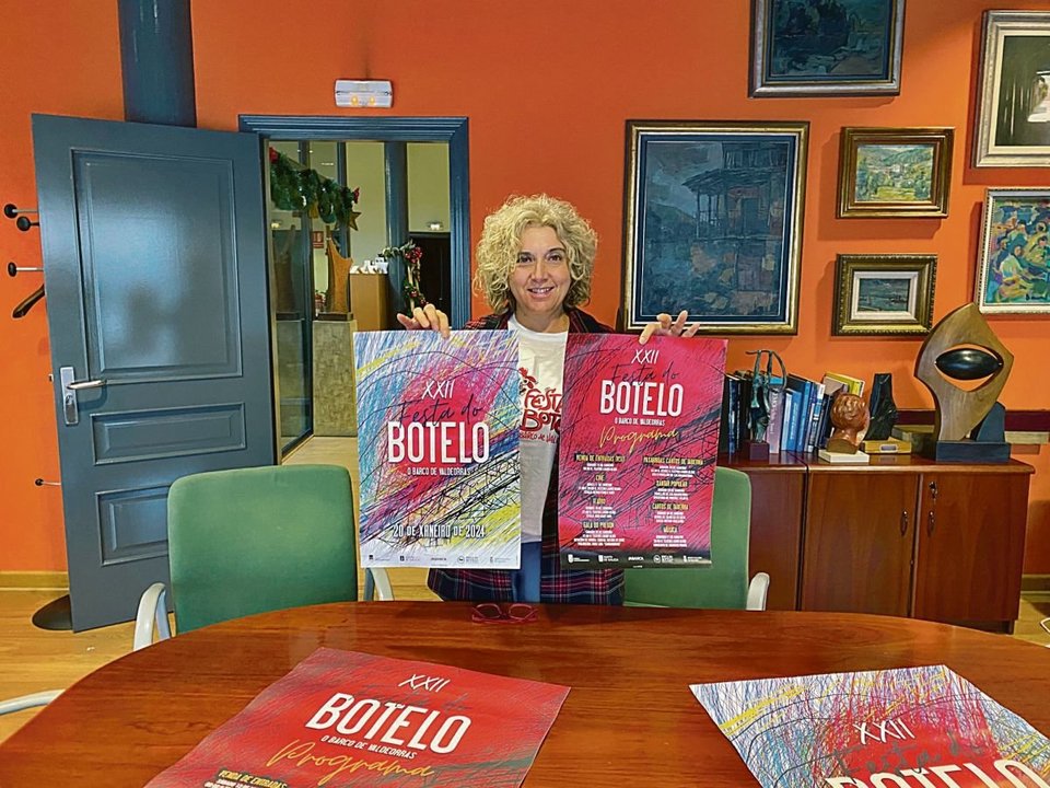 Margarida Pizcueta muestra los carteles de la 22ª Edición de la Festa do Botelo do Barco.