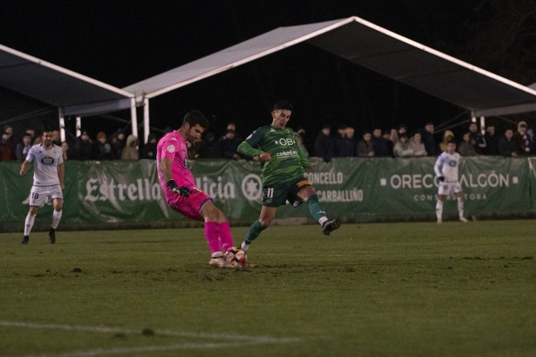 El delantero verde Pibe presiona al portero del Dépor Germán en el último partido del año.