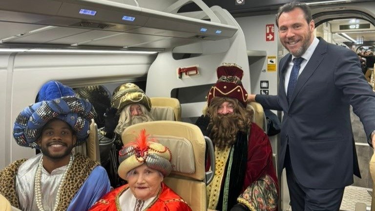 Oscar Puente con los Reyes Magos en el tren destino a Vigo