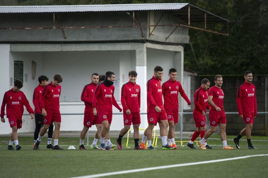 Los jugadores de la UD Ourense bromean antes de comenzar a entrenar.