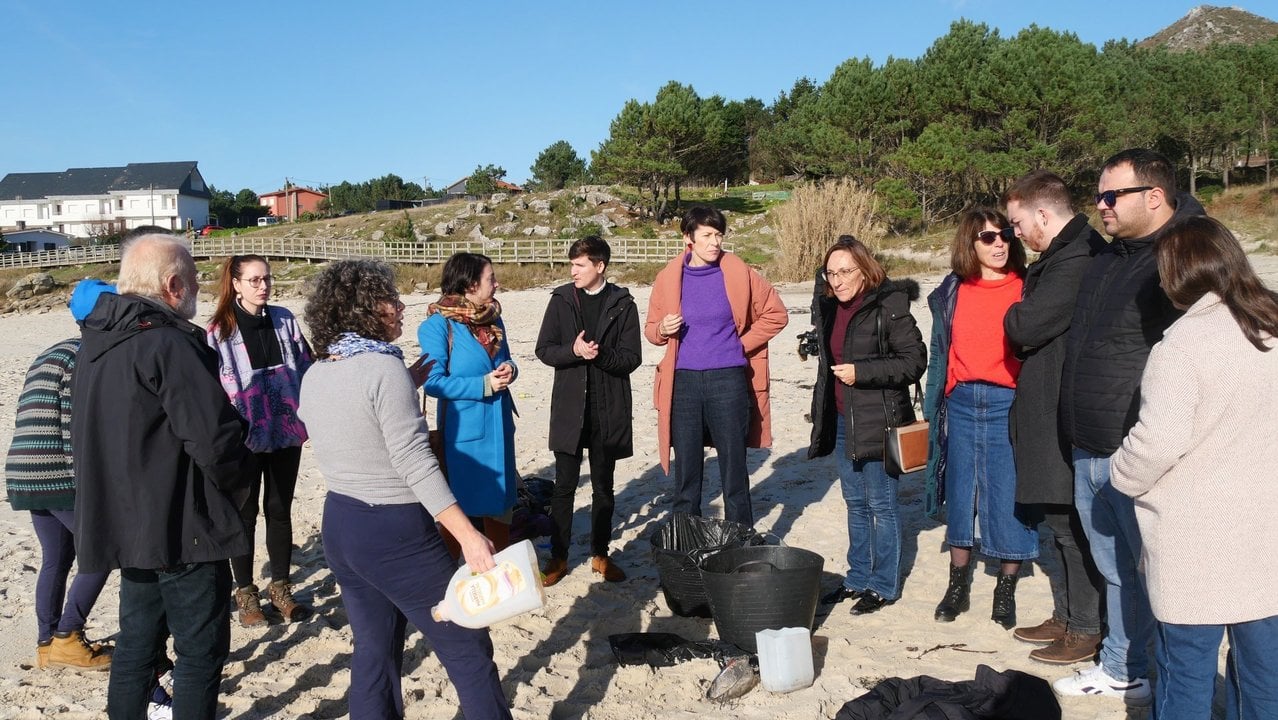La portavoz nacional del BNG, Ana Pontón, comprueba la situación de las playas de Muros (A Coruña) ante el vertido de plásticos.