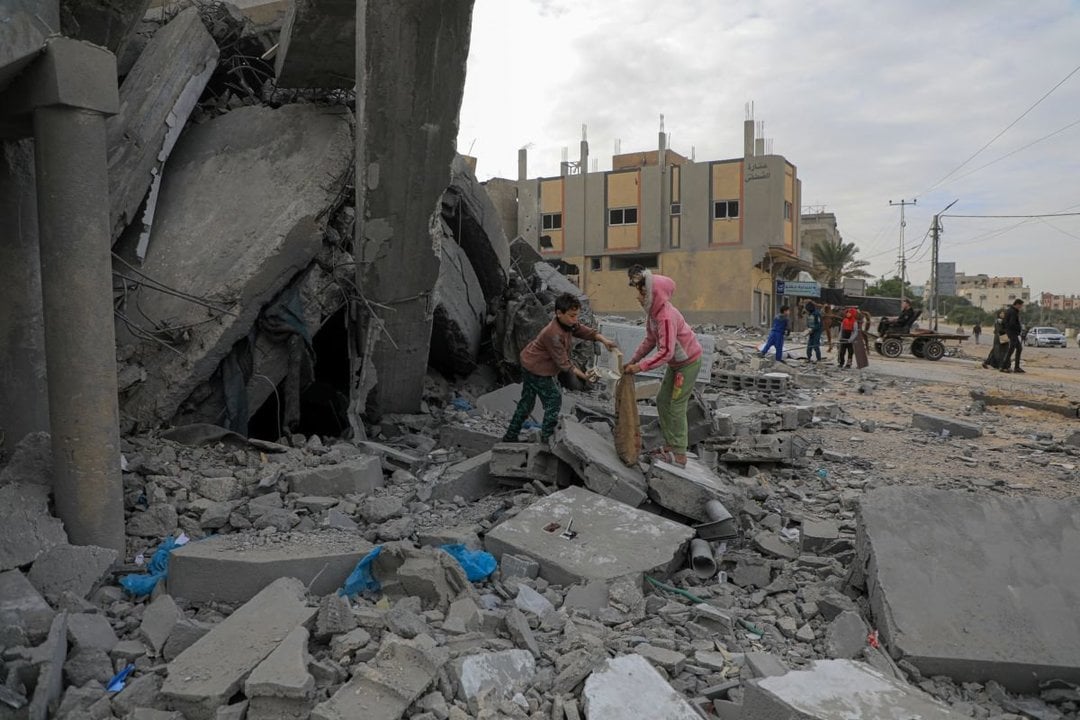 Niños palestinos en un edificio de Jan Junis bombardeado por el ejército israelí