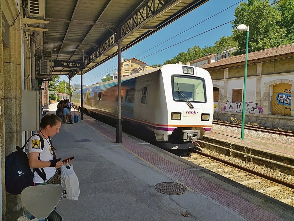 El único tren que para en Ribadavia para ir a Ourense no tiene frecuencia de regreso en el día