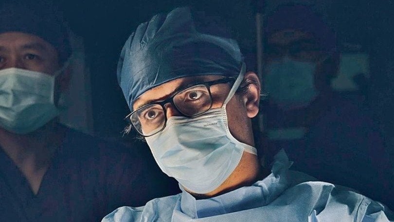 Diego González Rivas, durante una cirugía