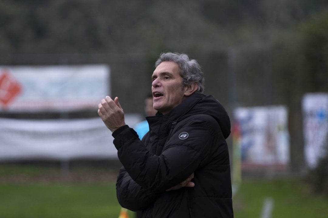 El entrenador del Arnoia, Manel Vázquez, en la banda