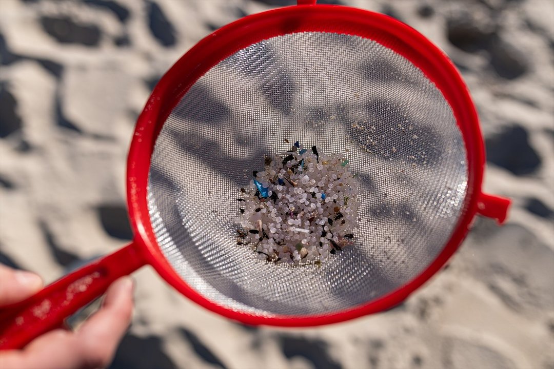 La Fiscalía abre diligencias para investigar el vertido de "pellets" de plástico en la costa gallega (EP).