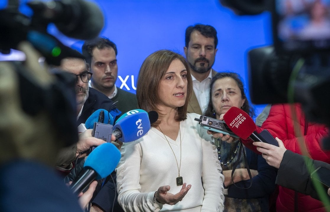 La vicepresidenta segunda y conselleira de Medio Ambiente, Territorio e Vivenda, Ángeles Vázquez, atiende a los medios de comunicación (EP).
