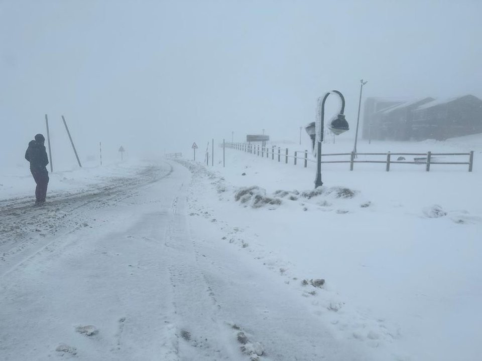 Nieve sobre la carretera, ayer en Fonte da Cova.
