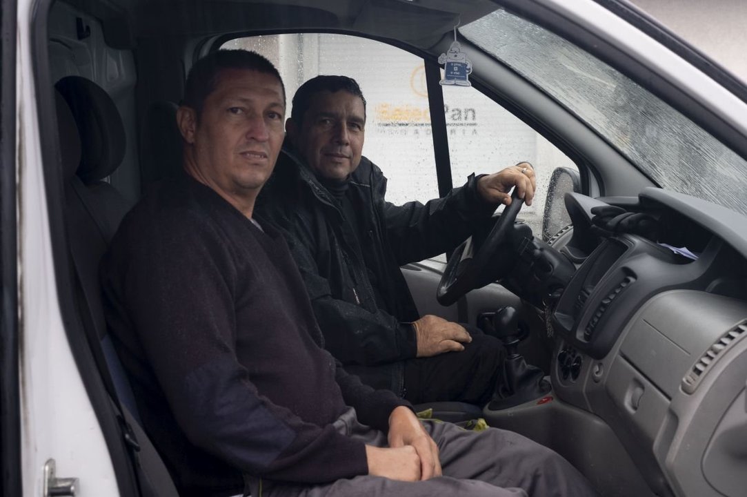 Son colombianos, se llaman Rubén Darío y Diego Fernando Posada, y llegaron a España hace un año en respuesta a la llamada de una empresa ourensana que buscaba camioneros. “Vine para darle un futuro a mis hijos”, coinciden los dos.

Fotos Martiño Pinal