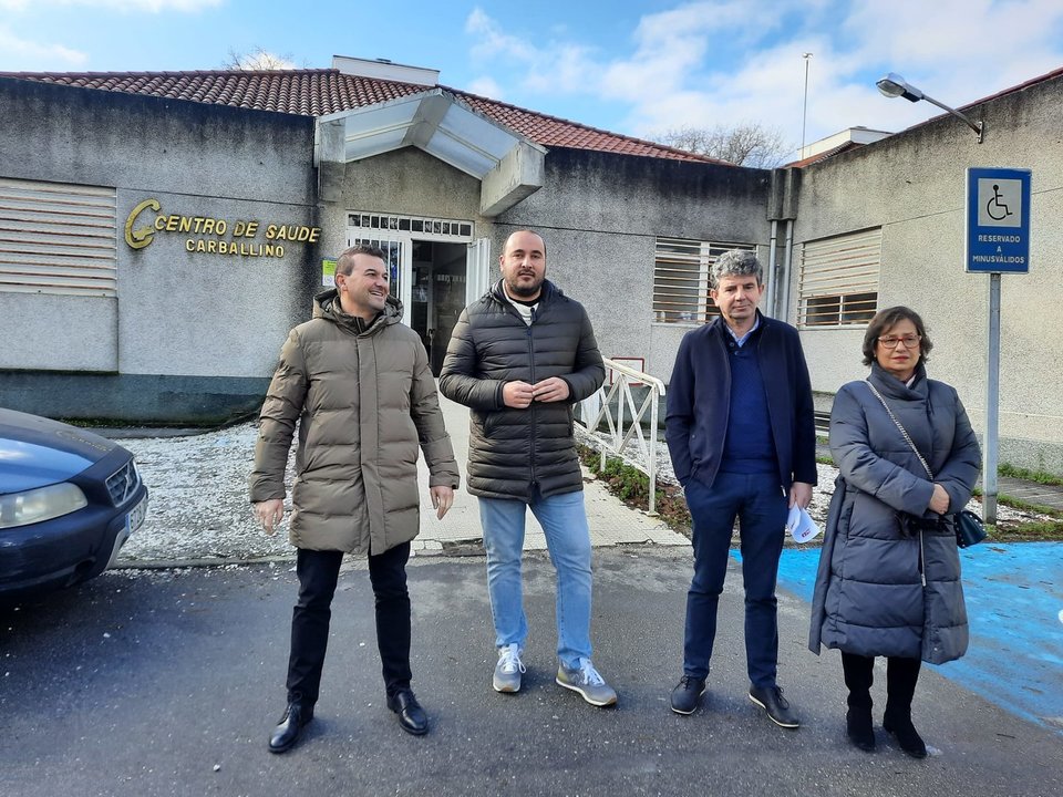 Representantes socialistas de Ourense frente al centro de saúde de O Carballiño.