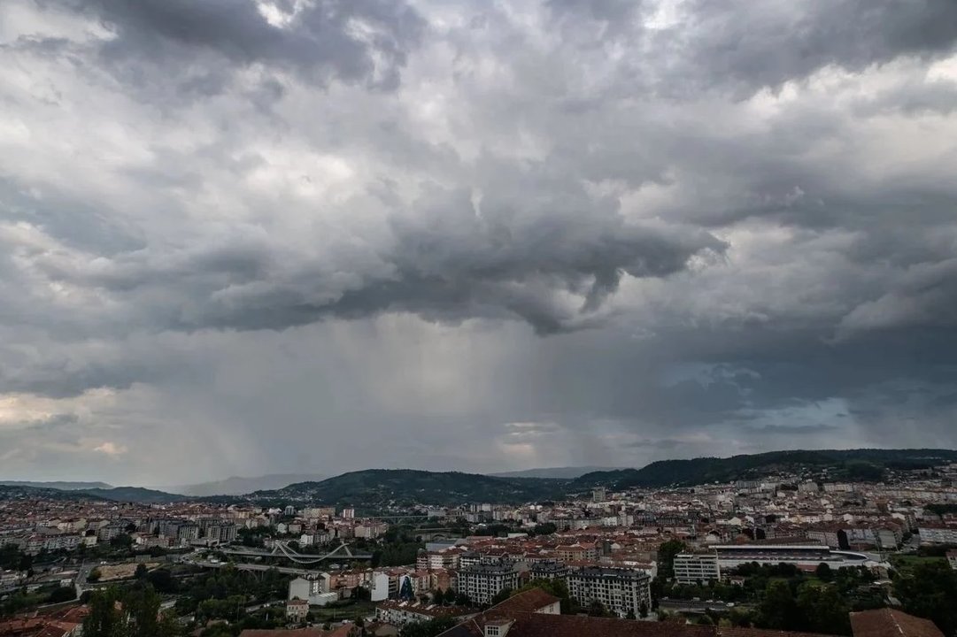 Cielos nubosos y cubiertos sobre la ciudad de Ourense.