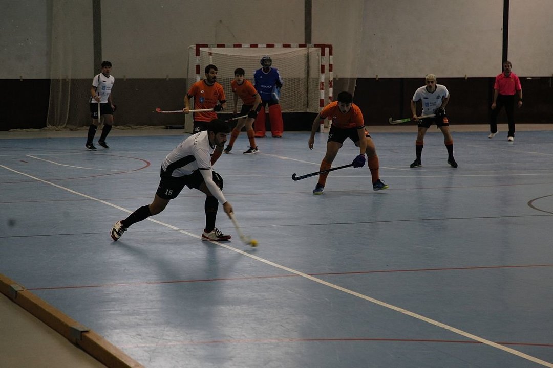 Jugada de la final sénior masculina del Provincial, disputada la pasada semana en Oira (foto: Miguel Ángel).
