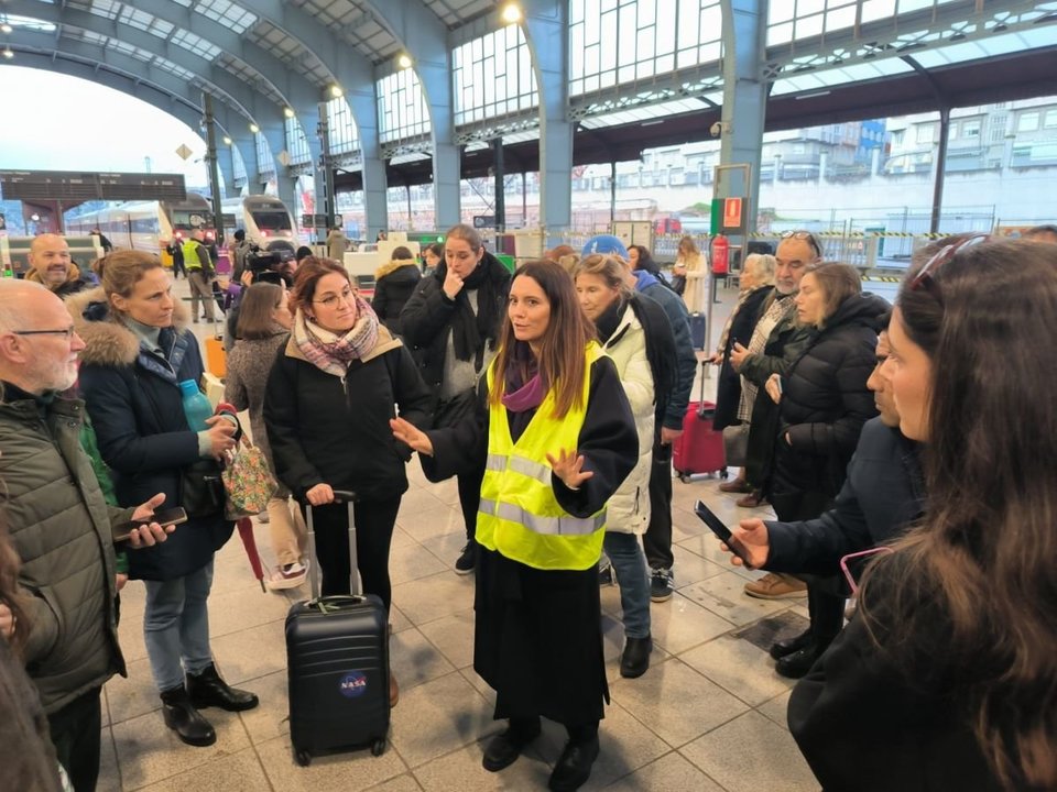 Personal de Renfe informando a los pasajeros que esperaban en la estación de A Coruña.