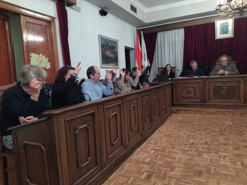 Concejales del PP y del BNG apoyando la moción con Aurentino Alonso y Alfredo García a la derecha.