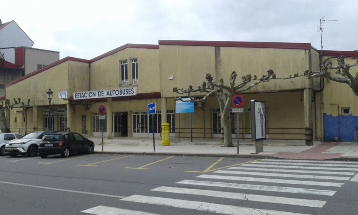 Edificio de la actual estación de autobuses de Carballiño.