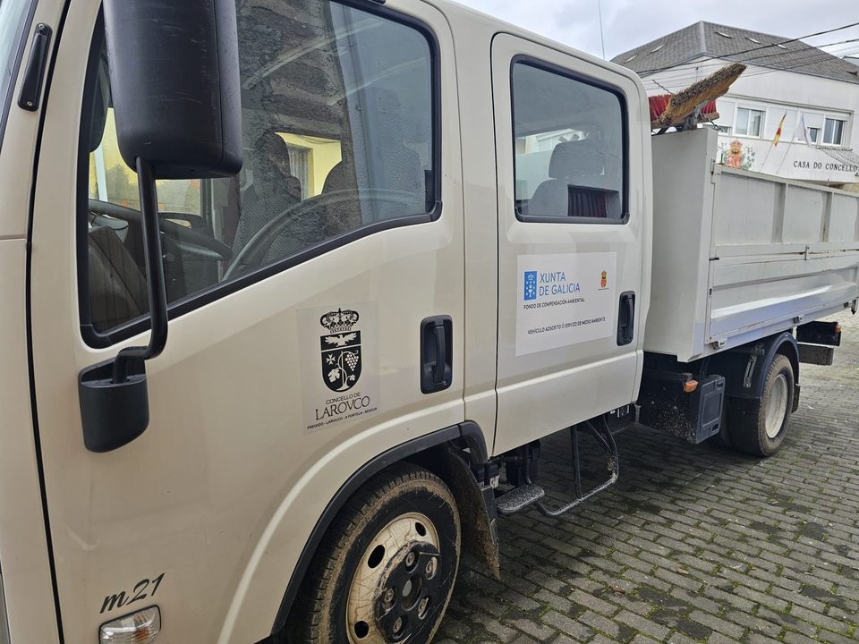 El Concello de Larouco mejoró la recogida de residuos con un nuevo camión Isuzu financiado por la Xunta