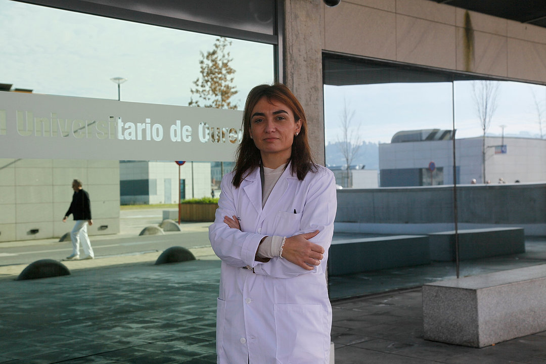 María Tajes Alonso, ayer, en la entrada del CHUO.