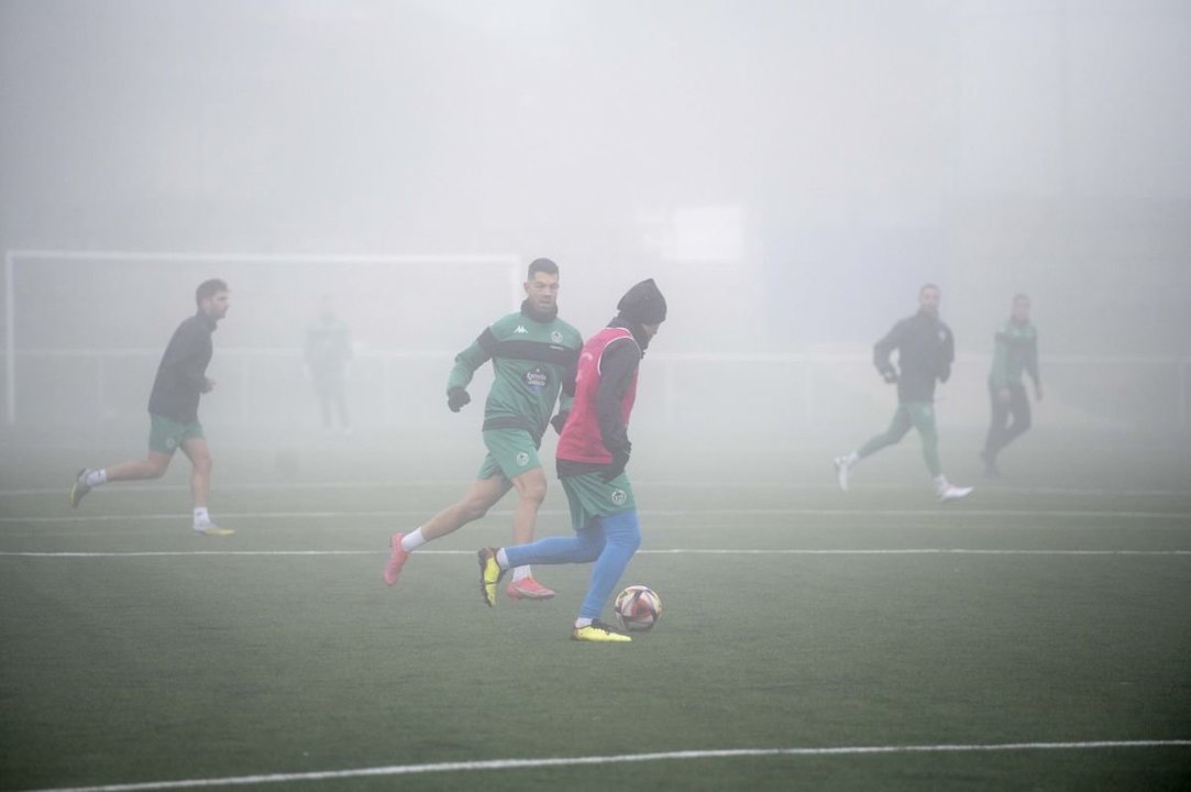 Miku, delantero del Arenteiro, presiona a un compañero en un entreno del equipo verde en Salamonde.