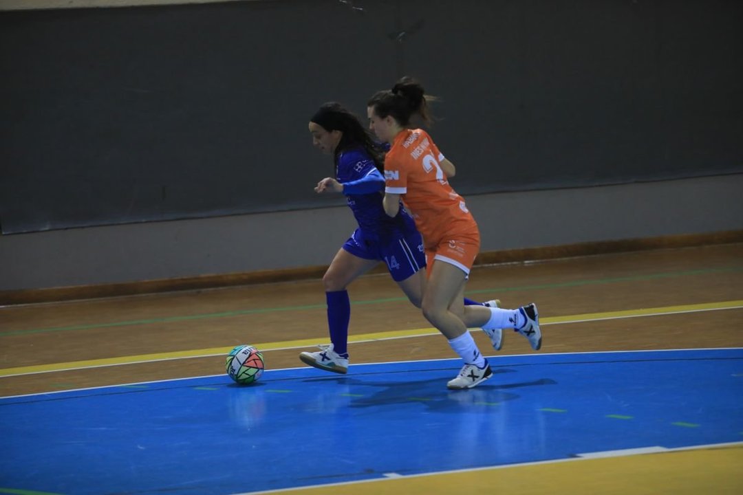 Sara Moreno, jugadora del Ourense Ontime, protege el balón ante una contraria.