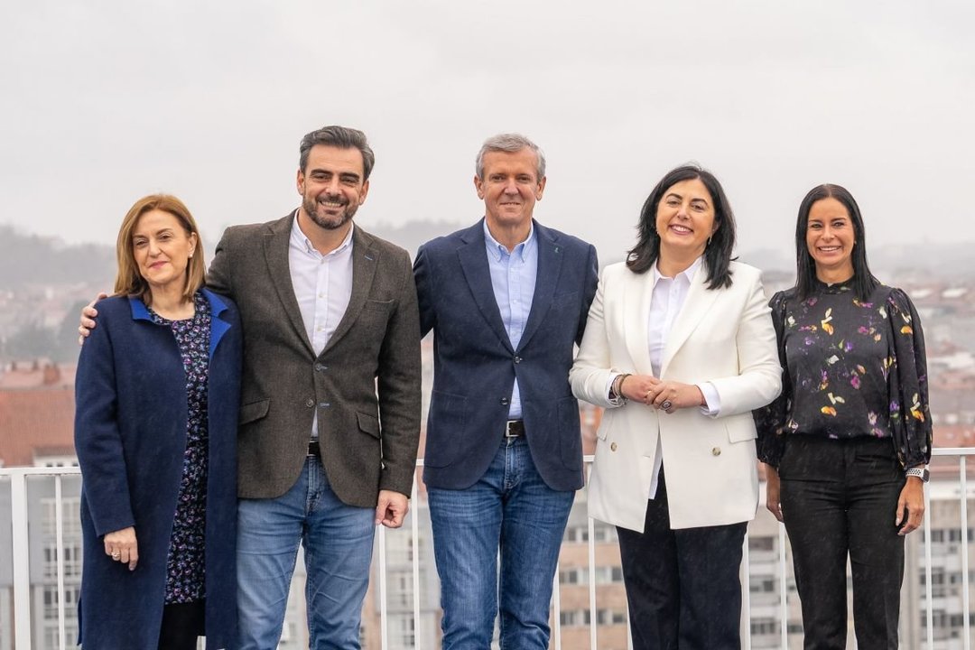 Alfonso Rueda, en el centro, con Elena Rivo, en la izquierda, y el resto de cabezas de lista del PPdeG.