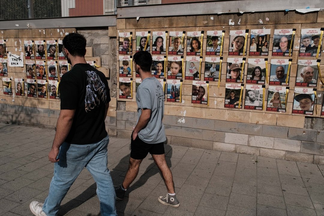 Tel Aviv, Israel. Posters pegados en la pared con fotografías de los rehenes. Foto: EP.