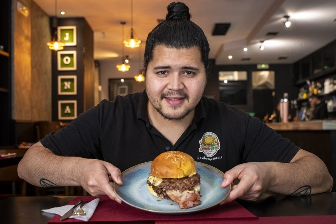 Carlos Eduardo, chef de Jonat’s Food con una de las propuestas de la carta del establecimiento.