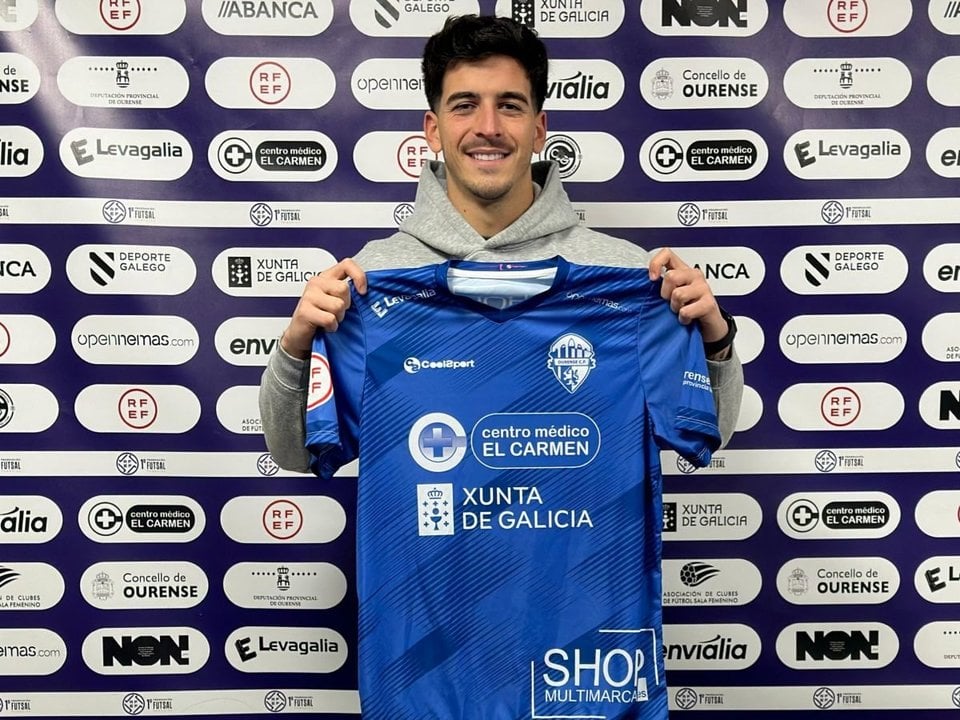 El futbolista Riki Mangana posa con la camiseta del Ourense CF.