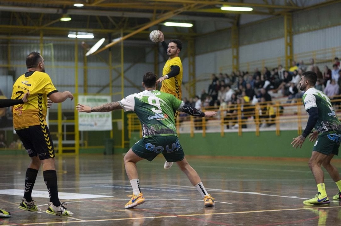 Un jugador del Ribeiro busca a un compañero al que pasarle la bola.