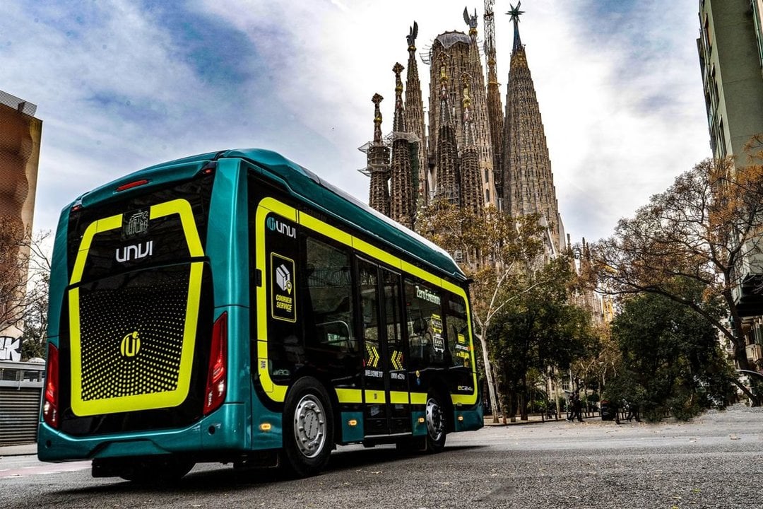 El bus eléctrico, realizando pruebas ante la Sagrada Familia, en Barcelona.
