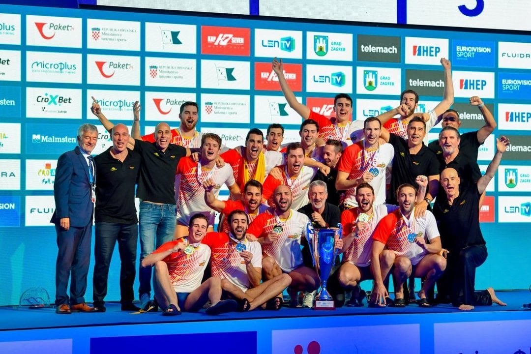 Jugadores y técnicos de la selección española, con las medallas y el trofeo de campeones.