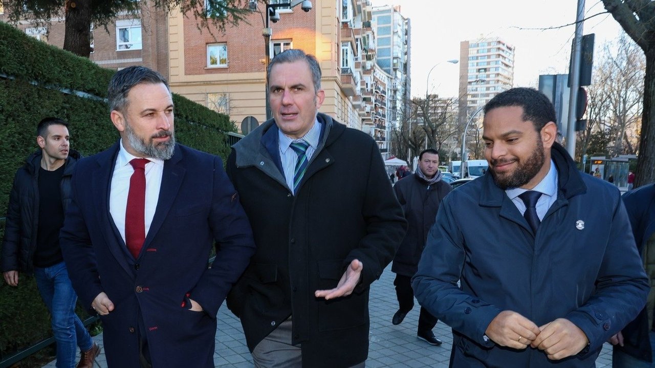 Santiago Abascal, Javier Ortega Smith e Ignacio Garriga, en una foto de archivo (EP).