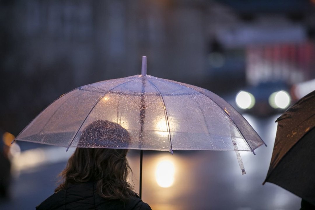 Una mujer, sosteniendo un paraguas ayer en la ciudad.