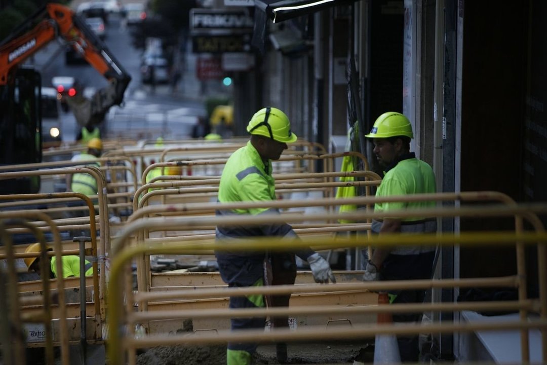 Trabajadores de la construcción en una obra de Ourense.